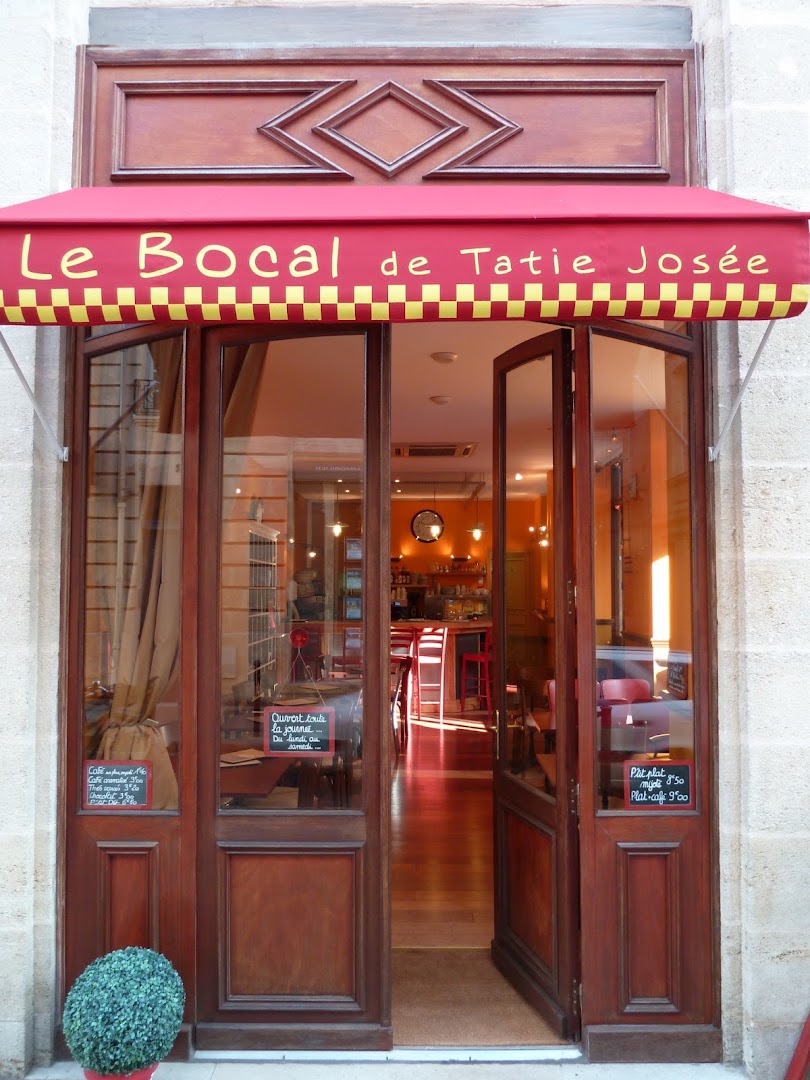 La devanture rouge du Bocal de Tatie Josée rue des Trois-Conils