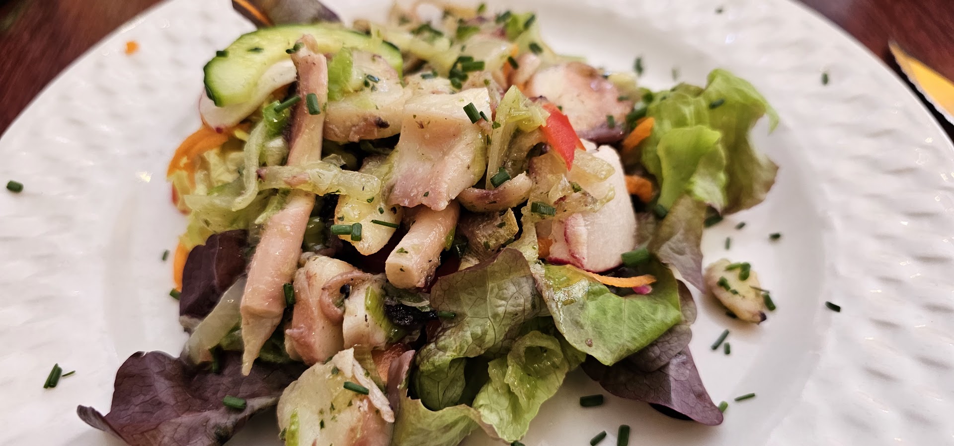 Une salade composée de légumes, herbes et fines tranches au Bocal de Tatie Josée
