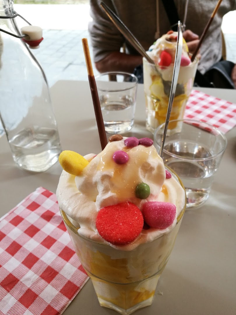 Une coupe glacée garnie de friandises colorées
