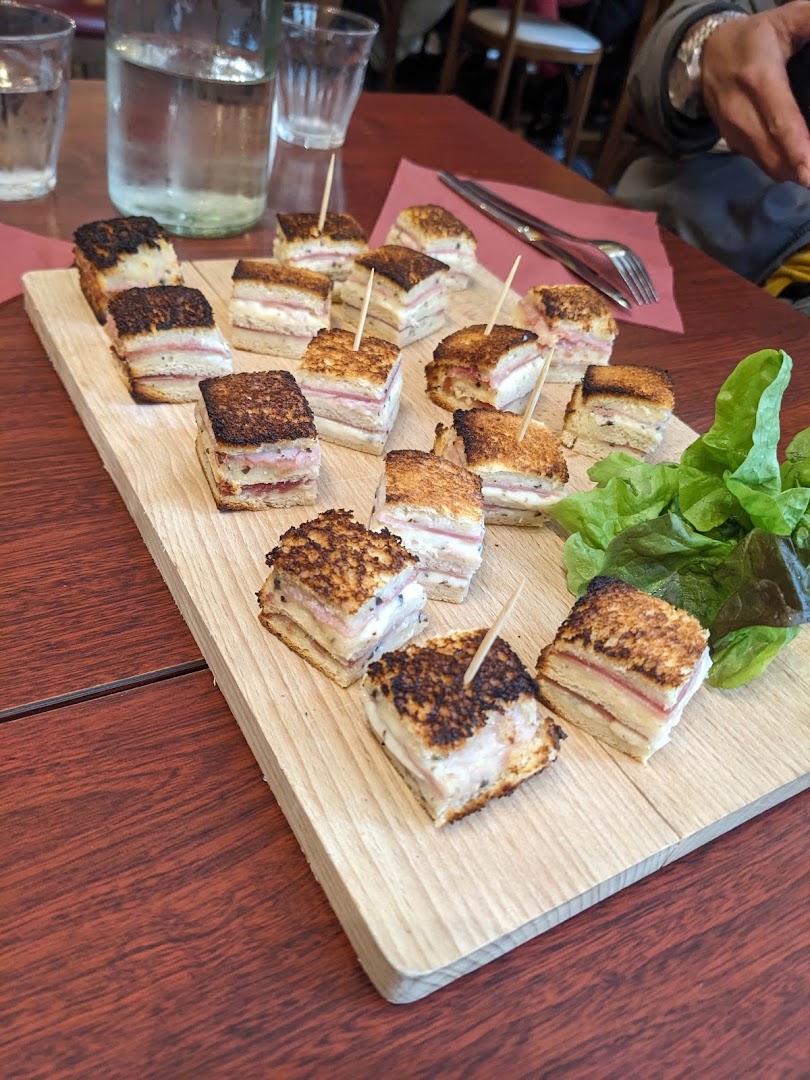 Des bouchées grillées et superposées servies sur une planche