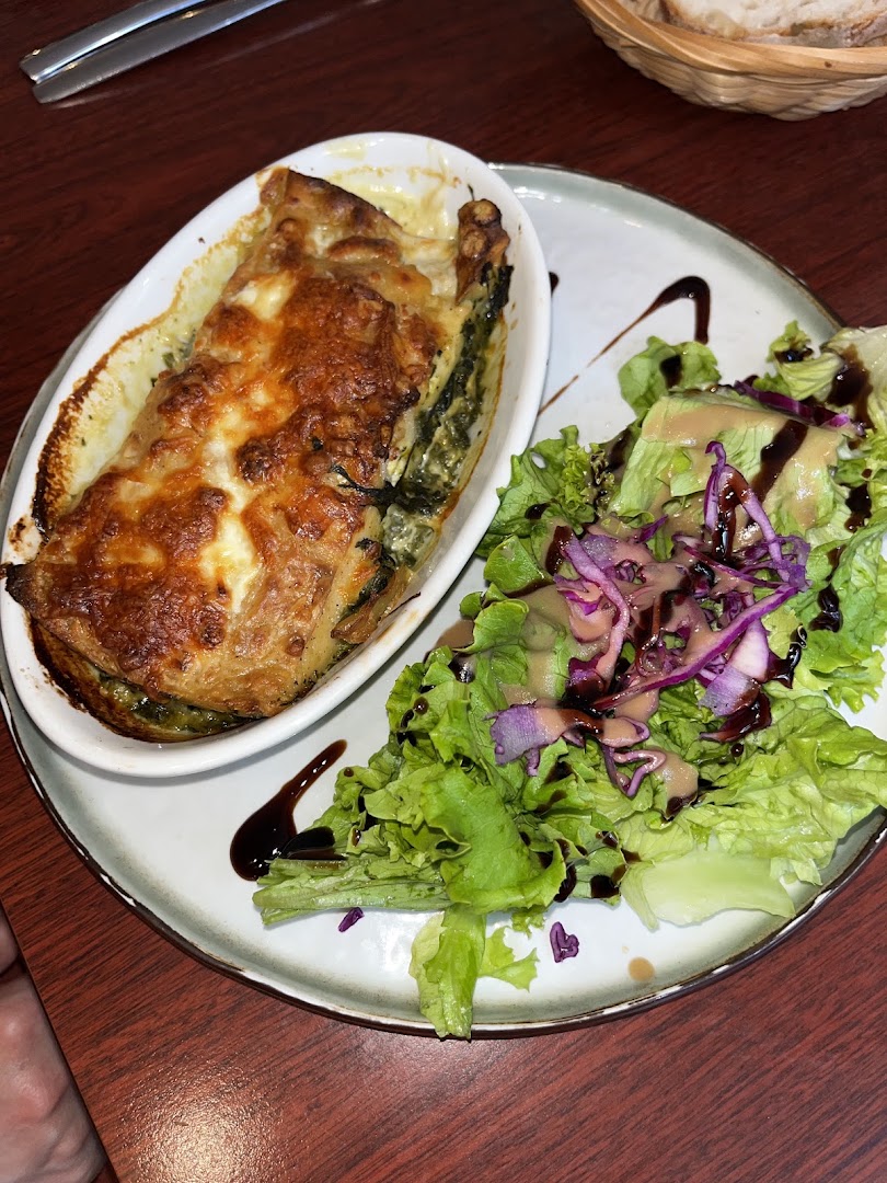 Un gratin doré accompagné d’une salade verte et violette